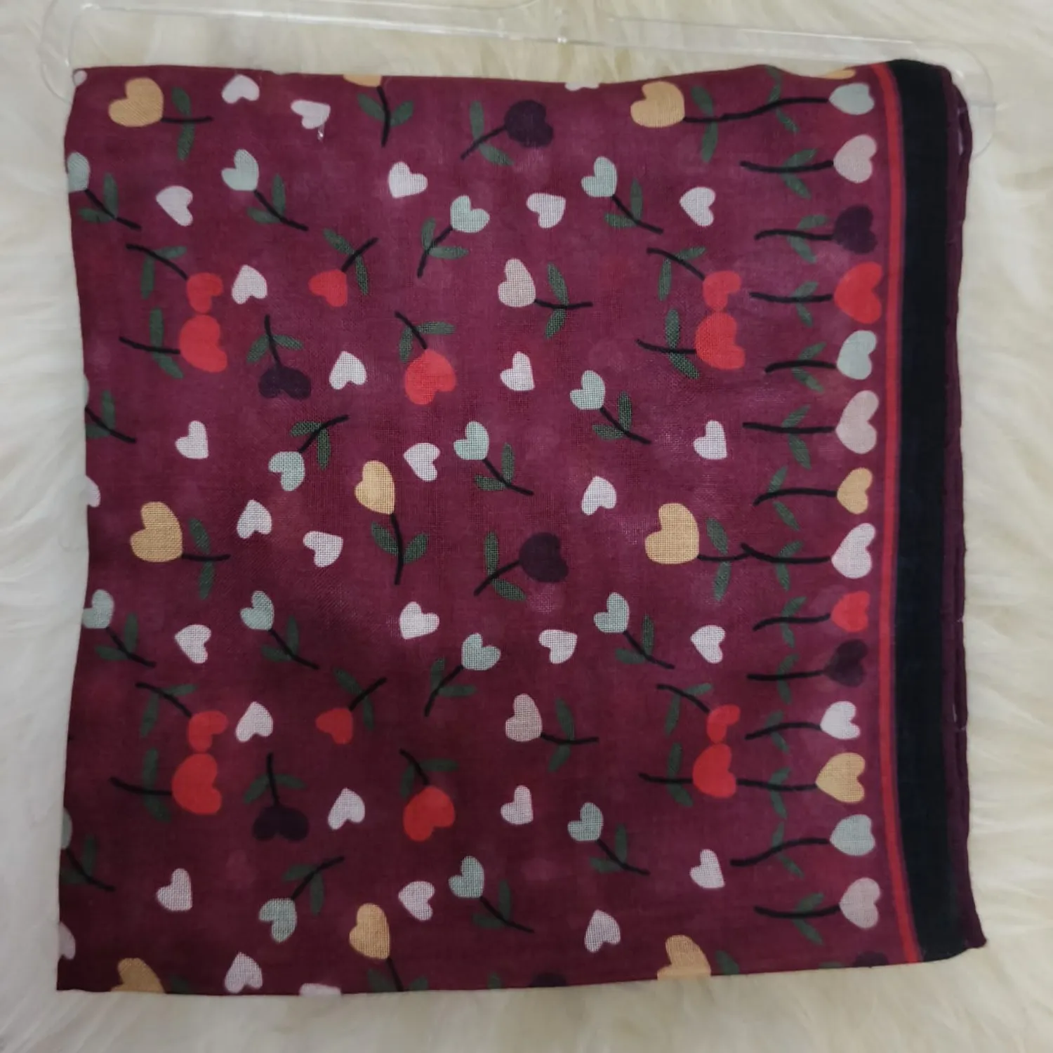 Bordo Zemin Üzerine Krem, Kırmızı ve Siyah Kalp & Dal Desenli Minimal Kare Kadın Eşarp Bordo Zemin Üzerine Krem, Kırmızı ve Siyah Kalp & Dal Desenli Minimal Kare Kadın Eşarp - Görsel 1