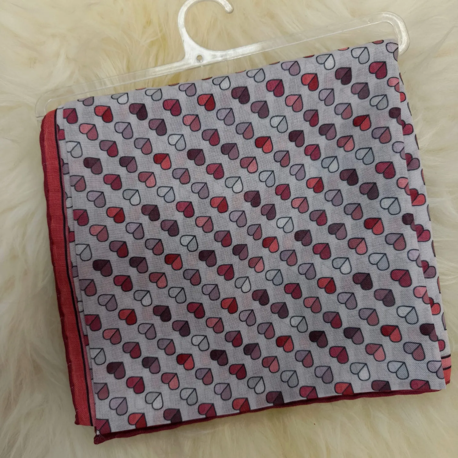 Gri Zemin Üzerine Kırmızı ve Bordo Kalp Desenli Minimal Kare Kadın Eşarp Gri Zemin Üzerine Kırmızı ve Bordo Kalp Desenli Minimal Kare Kadın Eşarp - Görsel 1