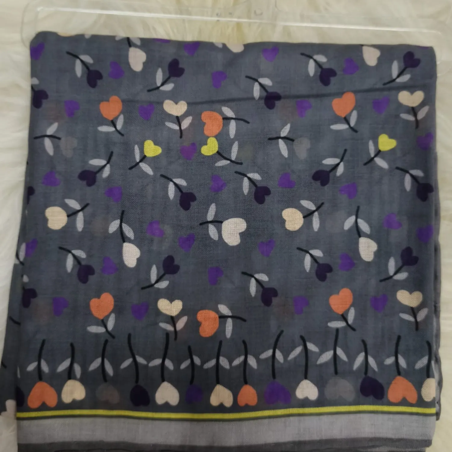 Gri Zemin Üzerine Renkli Kalp ve Dal Desenli Minimal Kare Kadın Eşarp Gri Zemin Üzerine Renkli Kalp ve Dal Desenli Minimal Kare Kadın Eşarp - Görsel 1