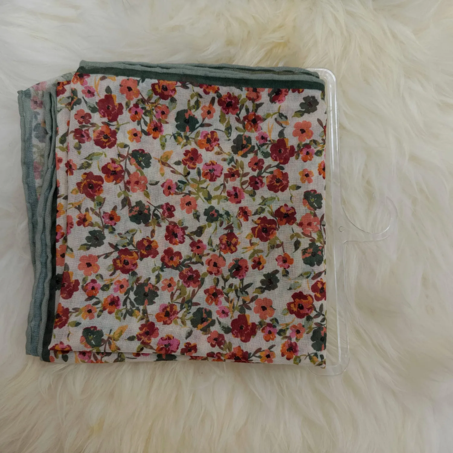 Krem Zemin Üzerine Kırmızı ve Yeşil Tonlu Çiçek Desenli Minimal Kare Kadın Eşarp Krem Zemin Üzerine Kırmızı ve Yeşil Tonlu Çiçek Desenli Minimal Kare Kadın Eşarp - Görsel 1