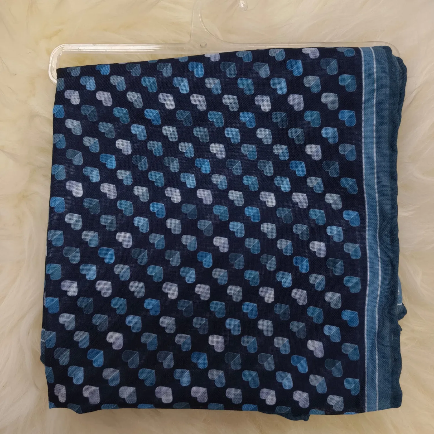 Lacivert ve Açık Mavi Kalp Desenli Minimal Kare Kadın Eşarp Lacivert ve Açık Mavi Kalp Desenli Minimal Kare Kadın Eşarp - Görsel 1