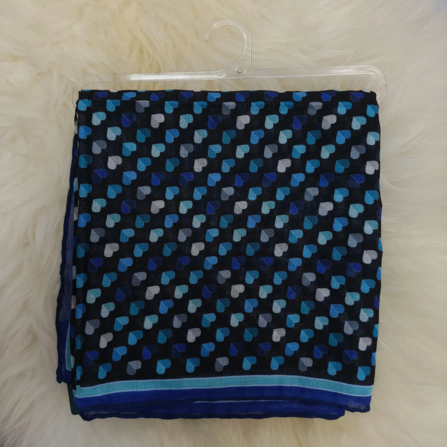 Siyah Zemin Üzerine Mavi Tonlu Kalp Desenli Minimal Kare Kadın Eşarp Siyah Zemin Üzerine Mavi Tonlu Kalp Desenli Minimal Kare Kadın Eşarp - Görsel 1