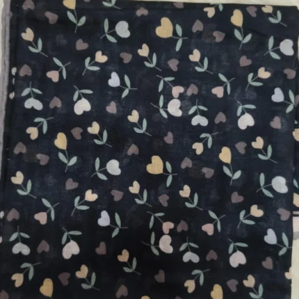 Siyah Zemin Üzerine Pastel Tonlu Kalp ve Yaprak Desenli Minimal Kare Kadın Eşarp