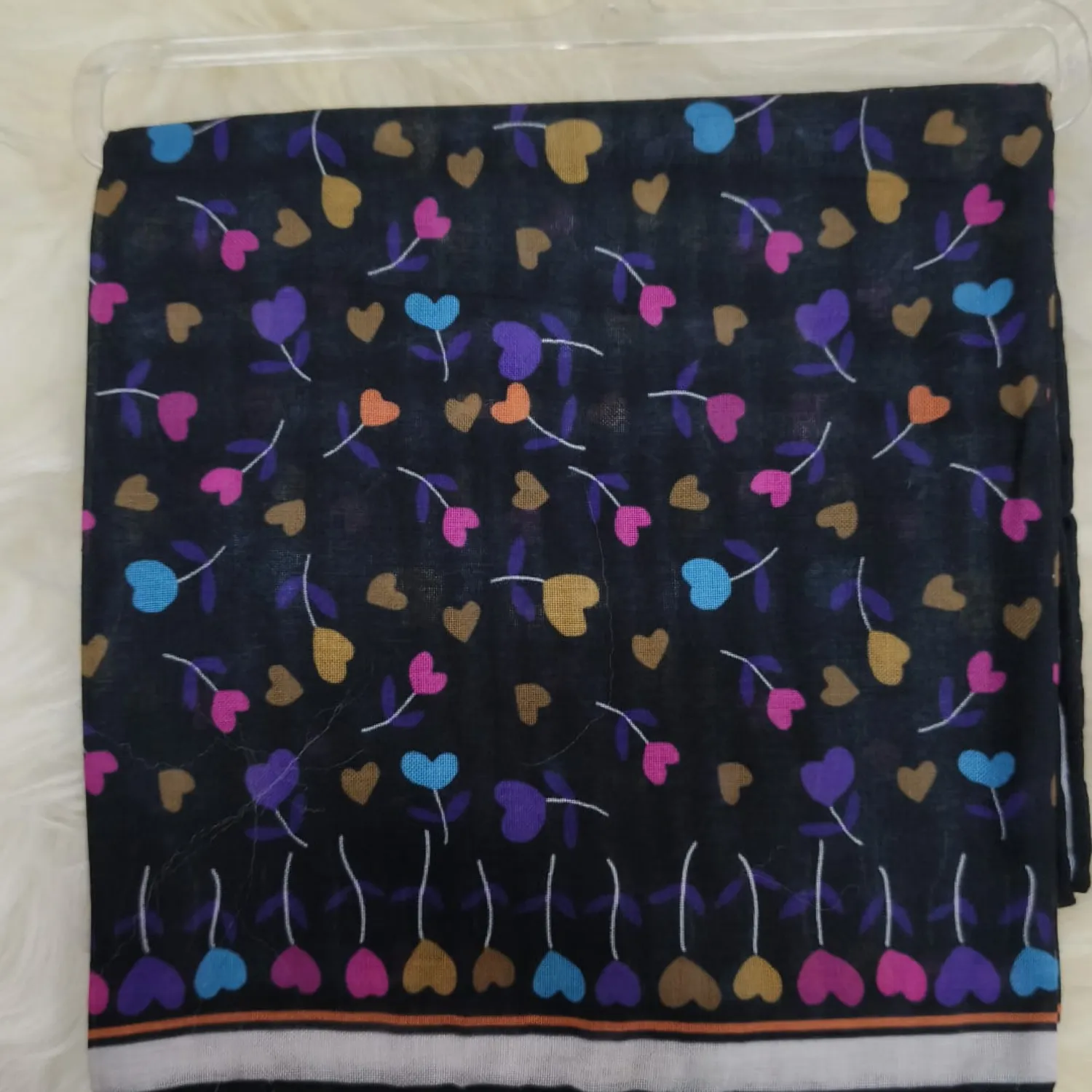 Siyah Zemin Üzerine Renkli Kalp ve Dal Desenli Minimal Kare Kadın Eşarp Siyah Zemin Üzerine Renkli Kalp ve Dal Desenli Minimal Kare Kadın Eşarp - Görsel 1